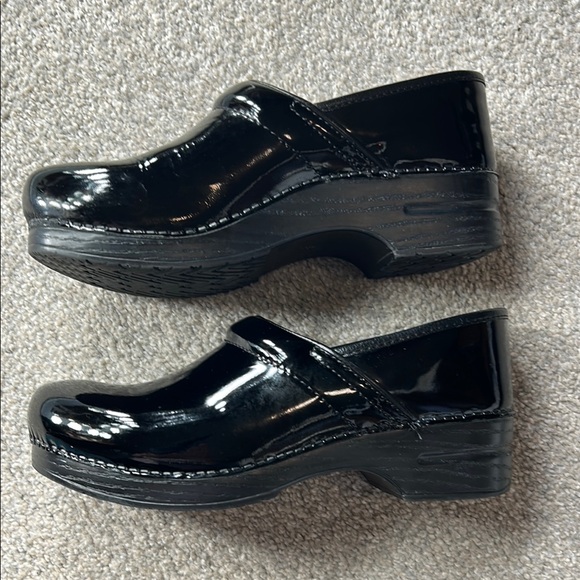 Dansko Black Patent Leather Size 42 Shiny Professional Clogs - Picture 3 of 8